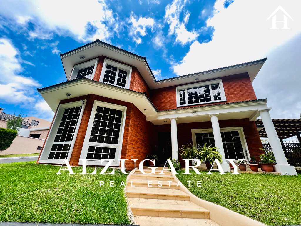 CASA C/AMPLIO JARDÍN KM 16.5 4 HAB/ 3 NIV./ DENTRO DE COND.