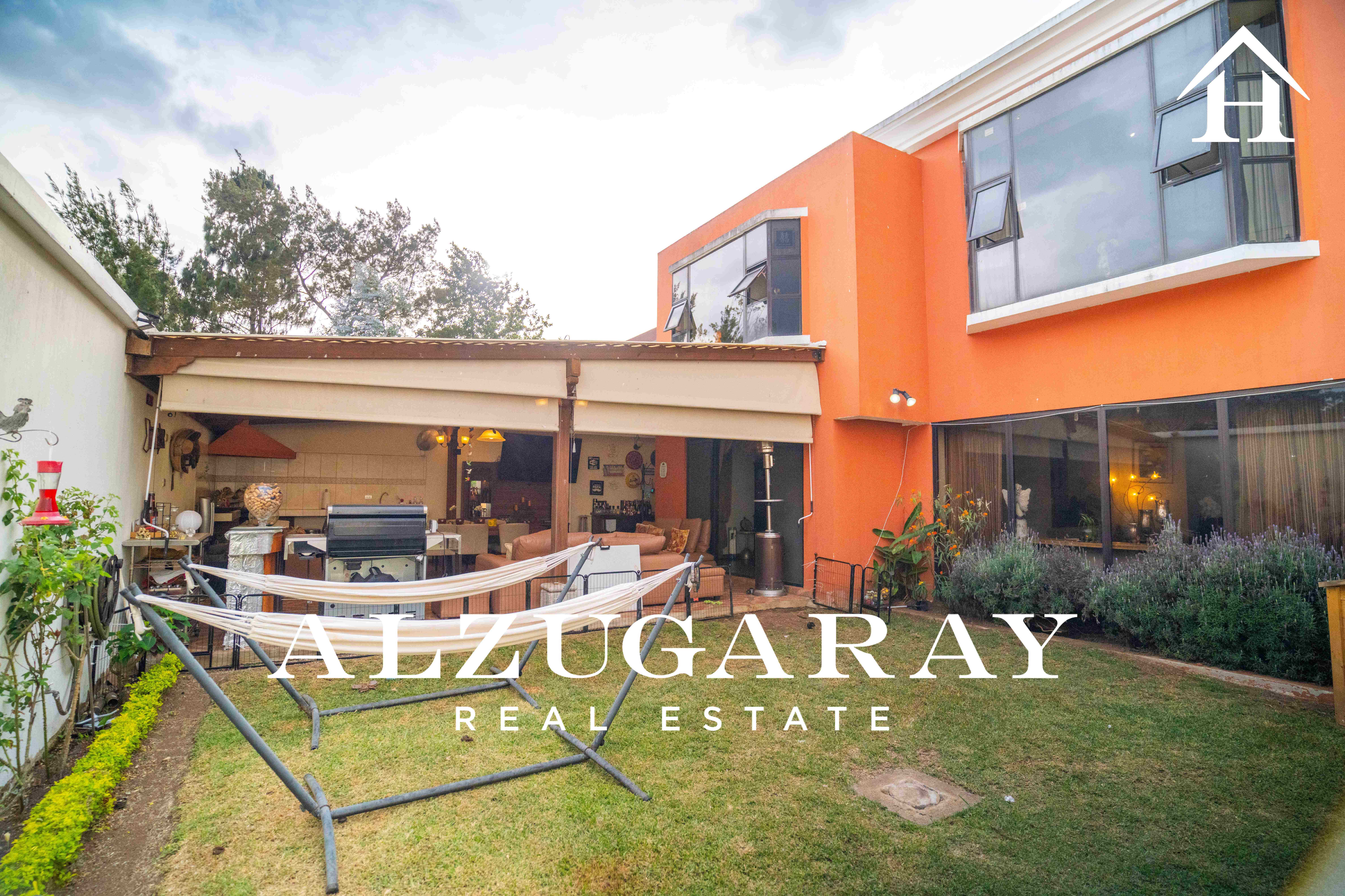 CASA C/ JARDIN Y PÉRGOLA 4 HAB. / COND. TERRAVISTA